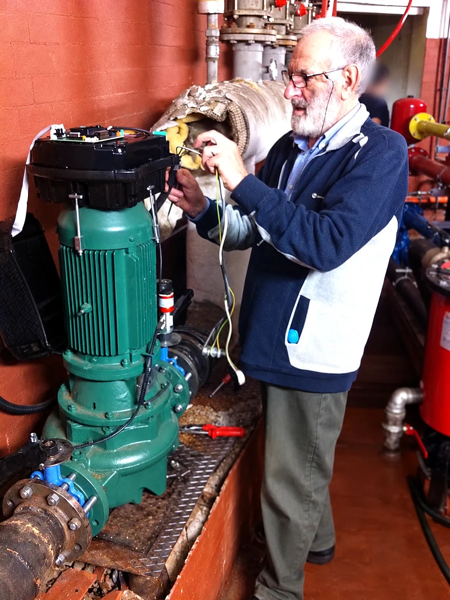 Gino Alpegiani, fondatore di Alpegiani Termica, al lavoro su una pompa in centrale termica